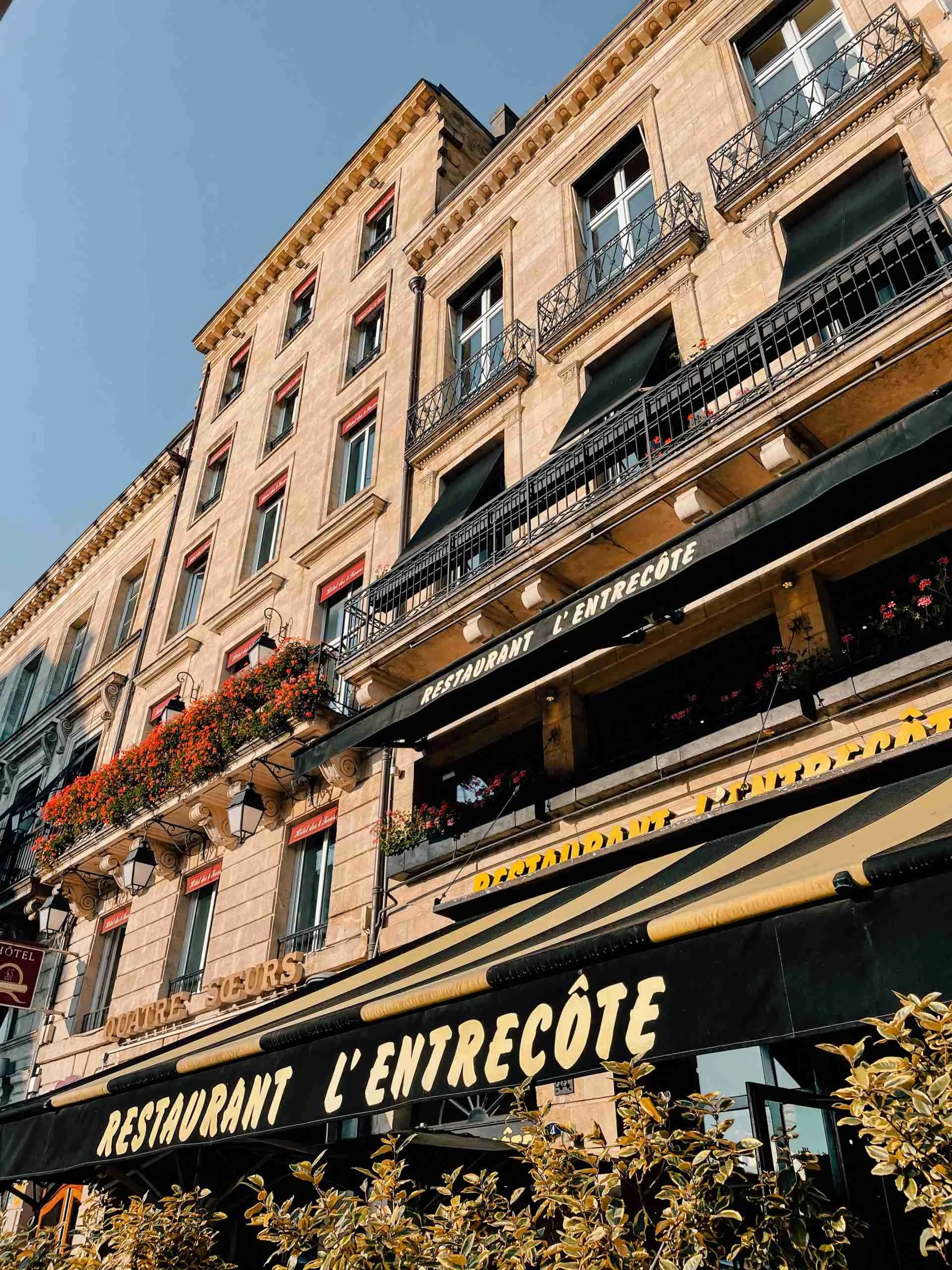 The store front of the restaurant l'entrecote in Bordeaux 