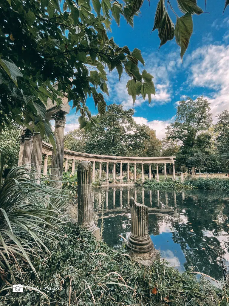 the gorgeous greek architecture found in Park Monceau