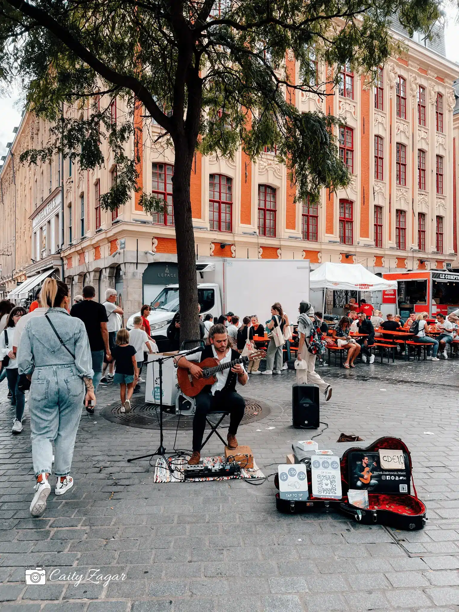 A street performer in Lille during the Braderie